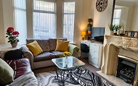 4 Bed Rooms 5 Double Beds Holidays House Near Train Station